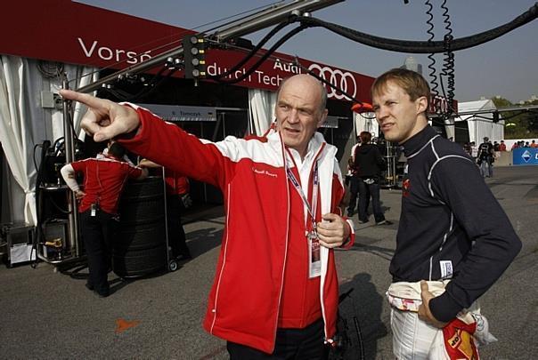 Audi-Motorsportchef Dr. Wolfgang Ullrich zeigt seinem Piloten Ekström die Richtung. Foto: ITR/Auto-Reporter.NET